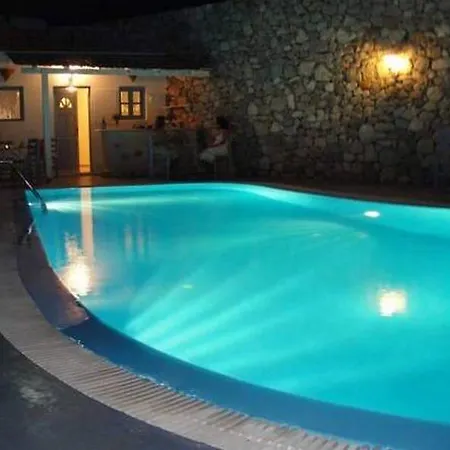 Lavarock Santorini 3*